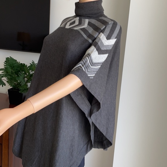 BNWT SPLENDID GREY PONCHO - Picture 2 of 6